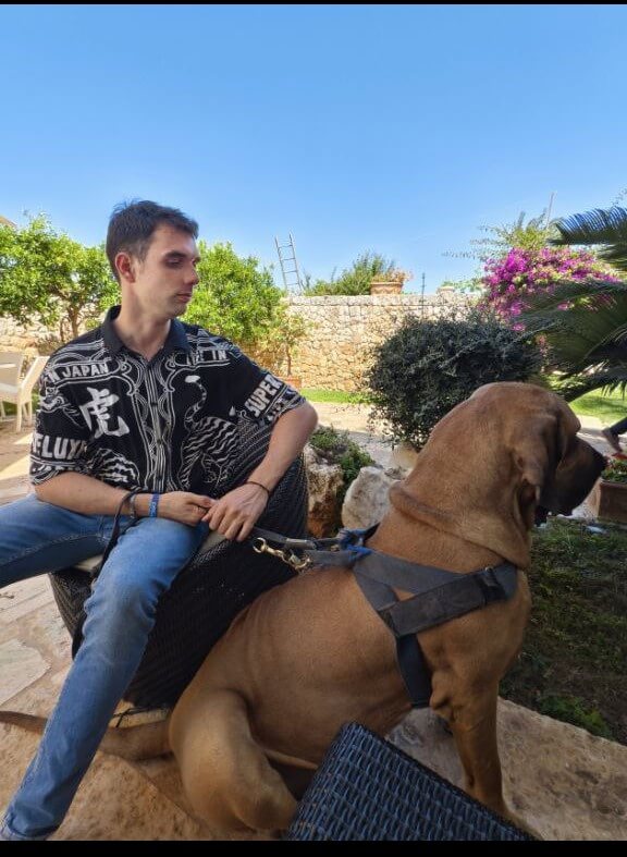 Luca Dog Sitter con un cane durante una passeggiata a Bari